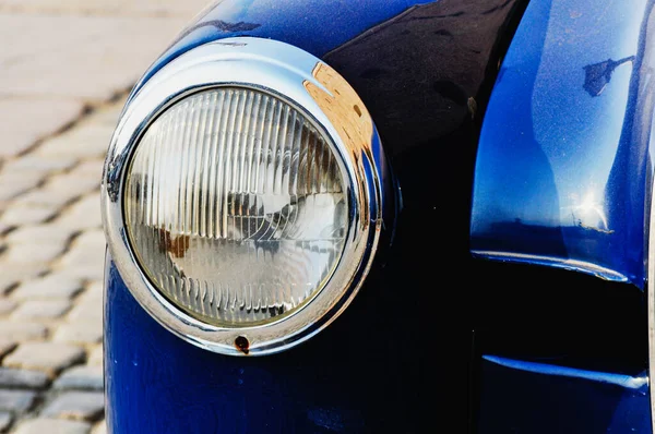Крупный План Фар Классического Синего Автомобиля — стоковое фото