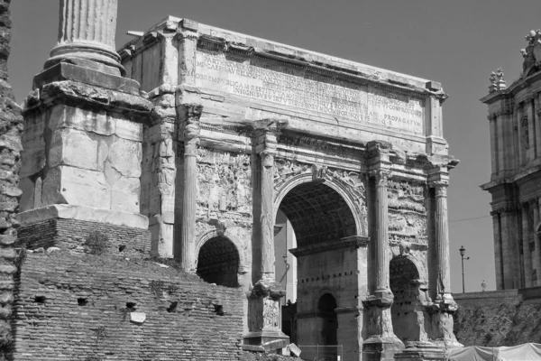 Egy Szürkeárnyalatos Felvétel Septimius Severus Boltívéről Római Fórumon Egy Napsütéses — Stock Fotó