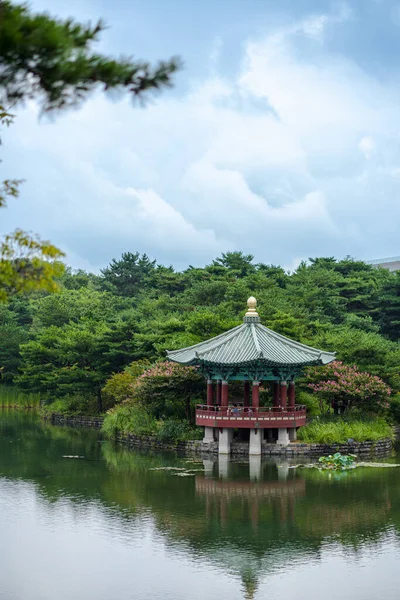 Vertikální Záběr Tradiční Budovy Odrážející Jezírku Jižní Koreji — Stock fotografie