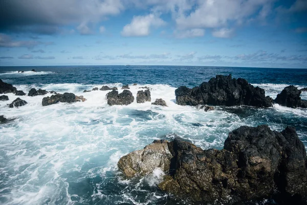 昼間に海の近くの岩崖の空の景色 — ストック写真