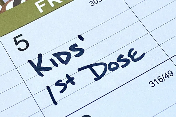 Pierwsza Wizyta Kalendarzu Czasu Zatwierdzenia Szczepionki Pfizer Covid Dzieci — Zdjęcie stockowe