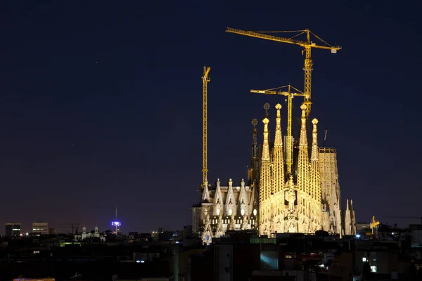 スペインのバルセロナで夜にラ サグラダ ファミリアとクレーンの美しいショット — ストック写真