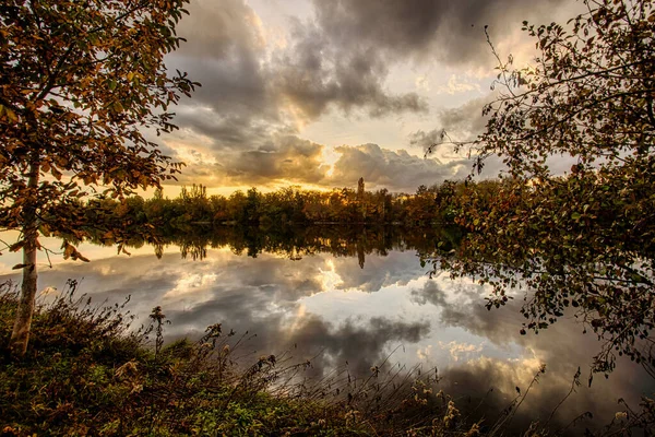 Piękny Zachód Słońca Nad Jeziorem Jesienią — Zdjęcie stockowe