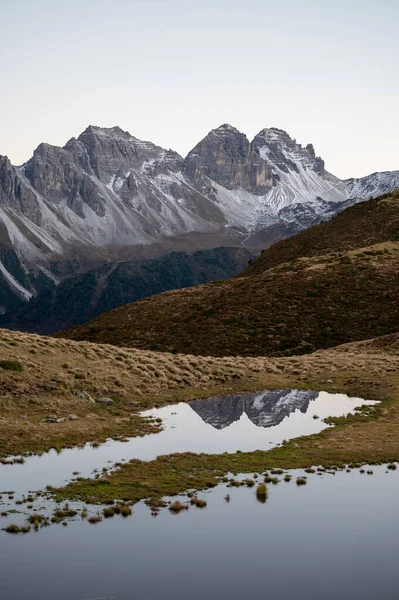 Sebuah Gambar Vertikal Dari Tebing Bersalju Dan Pegunungan Dekat Lembah — Stok Foto