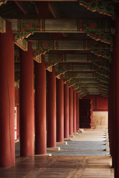 韓国の建物の柱の縦ショット — ストック写真