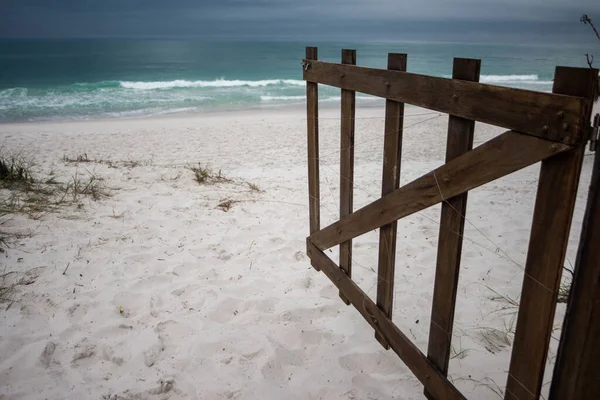 Дерев Яні Двері Відкриваються Пляж — стокове фото