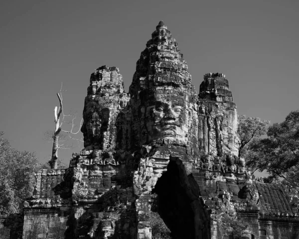 Kamboçya Daki Angkor Thom Dini Yapısının Gri Tonlu Bir Görüntüsü — Stok fotoğraf