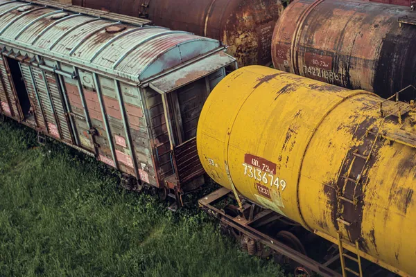 Sarı Bir Tankla Sıvı Yük Taşıyan Bir Trenin Alçak Hava — Stok fotoğraf