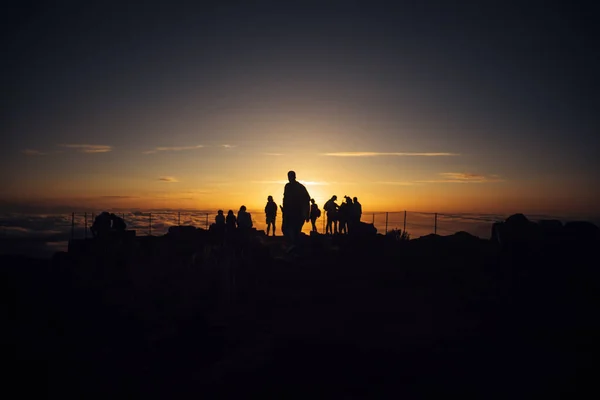 Группа Друзей Стоящих Холме Красивым Закатным Небом — стоковое фото