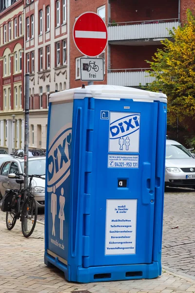 Kiel Niemcy Paź 2021 Pionowe Ujęcie Przenośnej Toalety Niebieskim Plastikowym — Zdjęcie stockowe