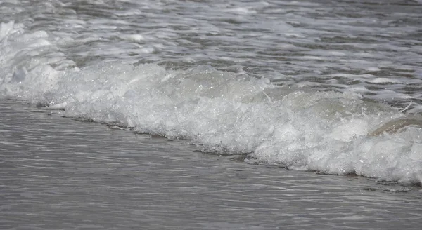 Красивый Вид Волны Ломающиеся Пляже — стоковое фото