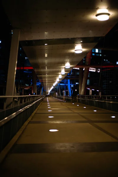 Eine Vertikale Aufnahme Einer Fußgängerbrücke Mit Lampen Die Ihren Weg — Stockfoto