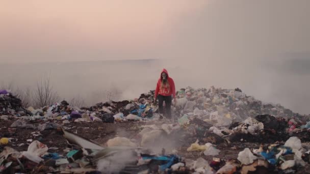 Footage Girl Gas Mask Flowers Background Landfill Environment Ecology Nature — Wideo stockowe