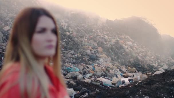 Imagens Uma Menina Com Flores Fundo Aterro Sanitário Ambiente Ecologia — Vídeo de Stock