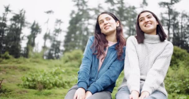 Amies Passent Temps Ensemble Dans Forêt — Video