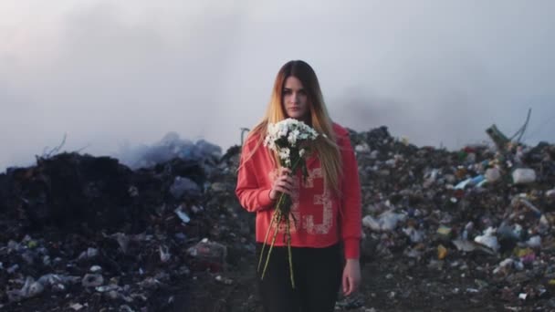 Beeldmateriaal Van Een Meisje Met Bloemen Achtergrond Van Stortplaats Milieu — Stockvideo