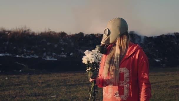 Footage Girl Gas Mask Flowers Background Landfill Environment Ecology Nature — ストック動画