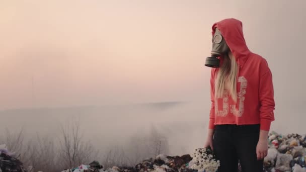 Footage Girl Gas Mask Flowers Background Landfill Environment Ecology Nature — Wideo stockowe
