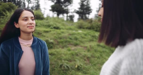 Amigas Pasando Tiempo Juntas Bosque — Vídeo de stock