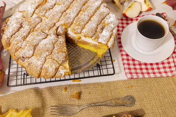 Une Tarte Aux Pommes Avec Une Tranche Coupée Une Tasse — Photo