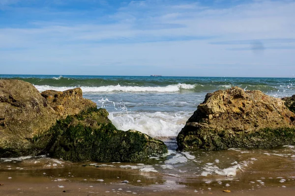 Ein Schöner Blick Auf Einen Felsigen Strand Einem Sonnigen Tag — Stockfoto