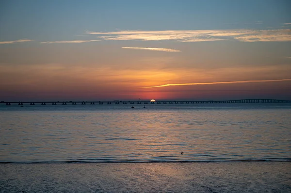 Uma Bela Vista Mar Calmo Fundo Céu Por Sol — Fotografia de Stock