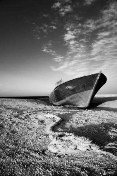 Vertikal Gråskala Bild Båt Öken Hurghada Egypten — Stockfoto