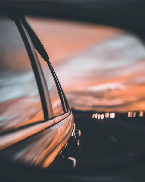 Eine Vertikale Aufnahme Des Sonnenuntergangshimmels Aus Dem Spiegel Eines Autos — Stockfoto