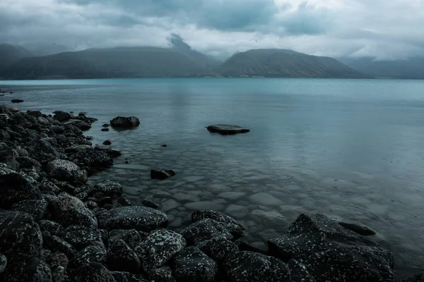 Красивий Вид Спокійне Озеро Туманній Горі — стокове фото