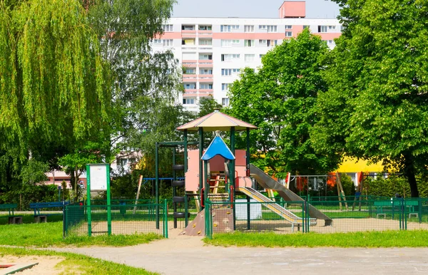 Poznan Polska Września 2016 Plac Zabaw Przed Budynkiem Mieszkalnym Dzielnicy — Zdjęcie stockowe