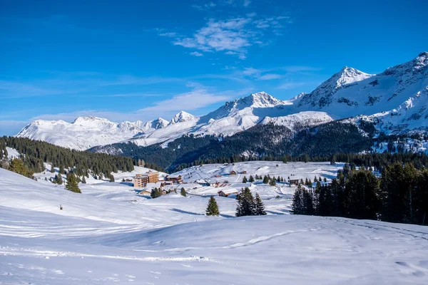 Zimní Pohled Zasněžené Hory Les Modrou Oblohou Pozadí Arosa Švýcarsko — Stock fotografie