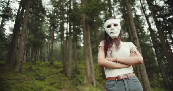 女孩在森林里 戴着狂欢节的面具 — 图库视频影像