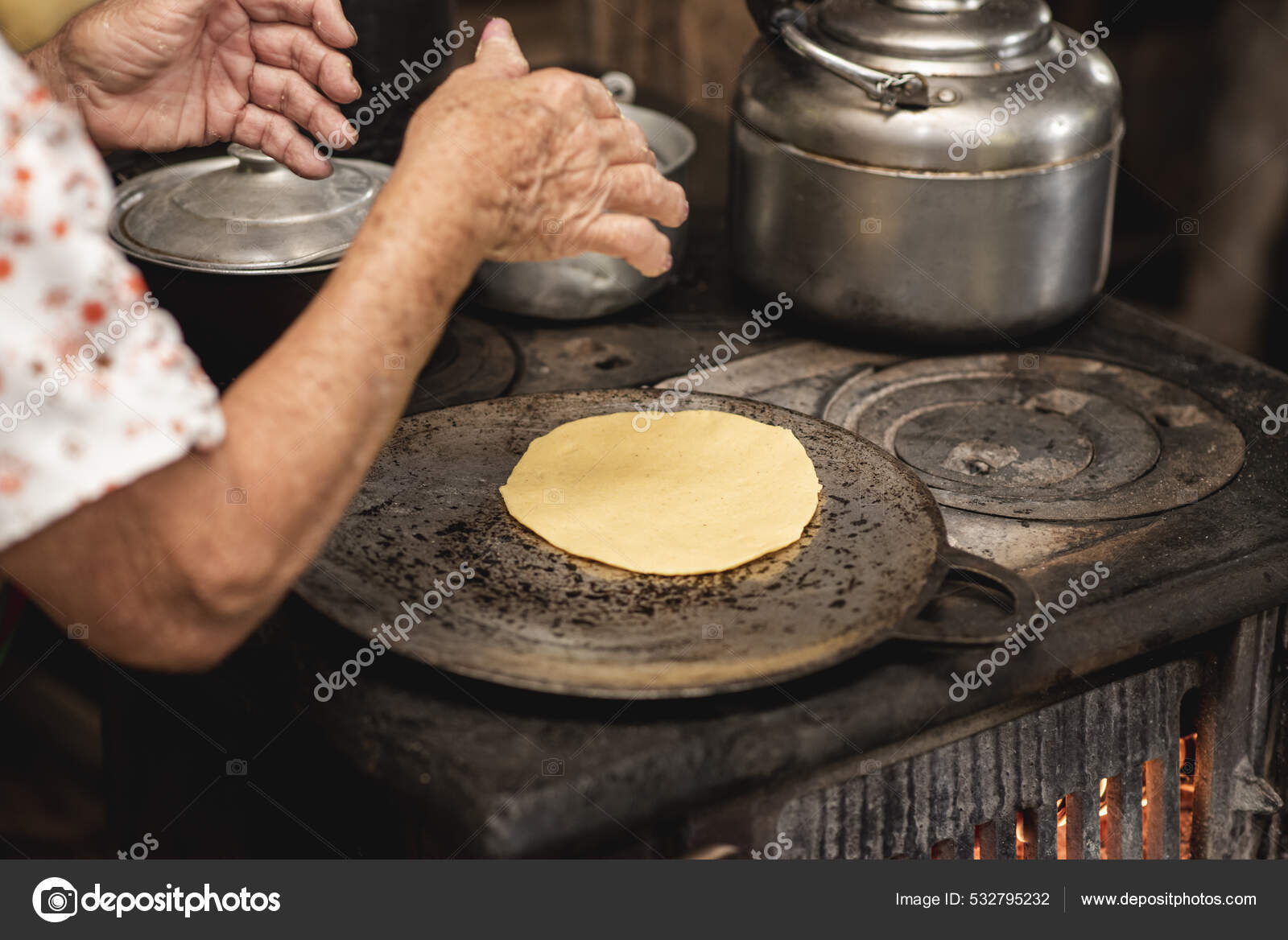 comal metálico muy caliente cocinando unas tortillas de maíz típicas de  guanacaste costa rica, en una estufa de acero a la leña foto de Stock