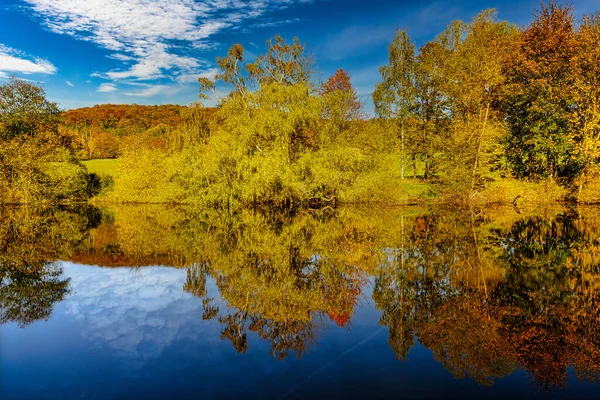 Okouzlující Pohled Barvy Podzimu Lese Krásnými Odrazy Jezerní Vodě — Stock fotografie