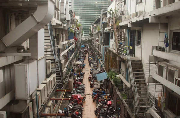 Bangkok Thailand Sep 2017 Sorok Parkoló Motorkerékpárok Között Lakóépületek Bangkok — Stock Fotó