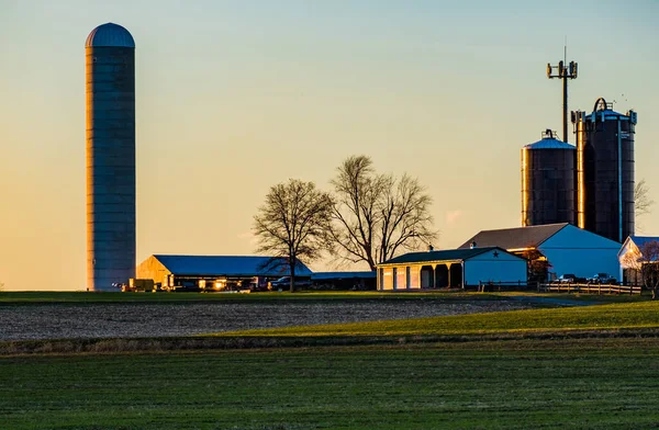 夕方の農場の工業用建物の水平ショット — ストック写真