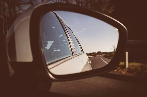 Крупный План Зеркала Автомобиля Отражением Улицы Ясным Небом — стоковое фото