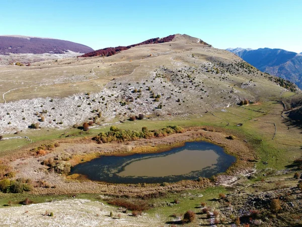波斯尼亚和黑塞哥维那岩石景观中布拉塔科湖的长期曝光镜头 — 图库照片