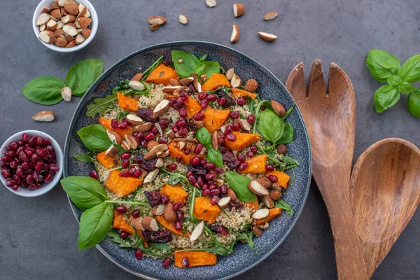 Egy Finom Tabbouleh Saláta Asztalon — Stock Fotó