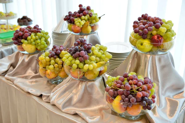 Egy Négyszemélyes Asztal Átlátszó Érett Lédús Gyümölcsökkel Rendezvényre Felszolgálva — Stock Fotó