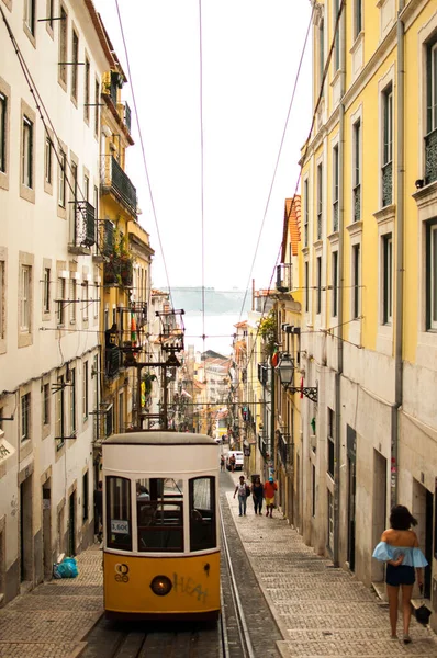 Lisbon Portugal Aralık 2017 Lizbon Sarı Tramvaylı Bir Caddenin Dikey — Stok fotoğraf