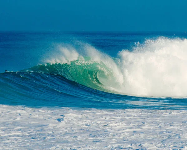 Décor Tranquille Des Vagues Mousseuses Océan Azur Plein Jour — Photo