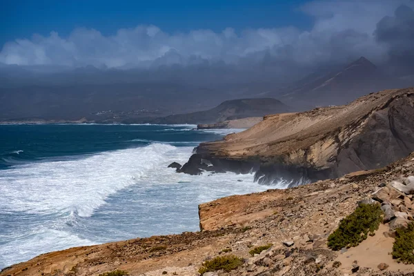Beautiful Sea Waves Rolling Crashing Rocks Gray Cloudy Sky — Stockfoto