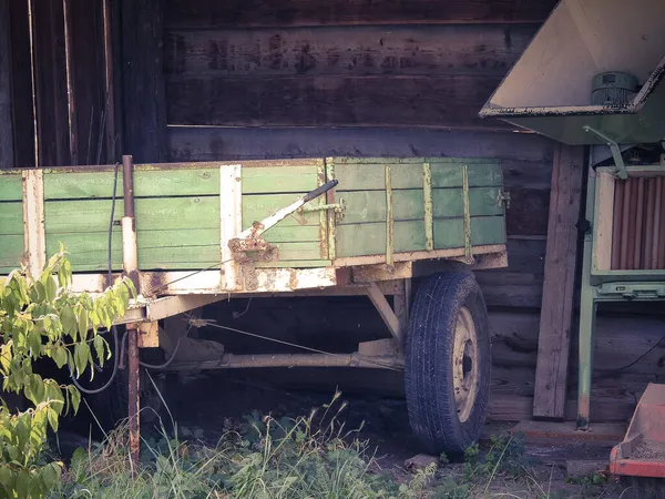 Egy Régi Német Traktor Pótkocsi Kertben — Stock Fotó