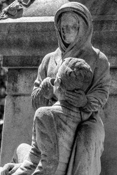 Een Verticaal Grijsschaal Shot Van Grafstenen Myrtle Hill Cemetery Rome — Stockfoto