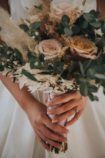 Primo Piano Una Sposa Che Tiene Mazzo — Foto Stock