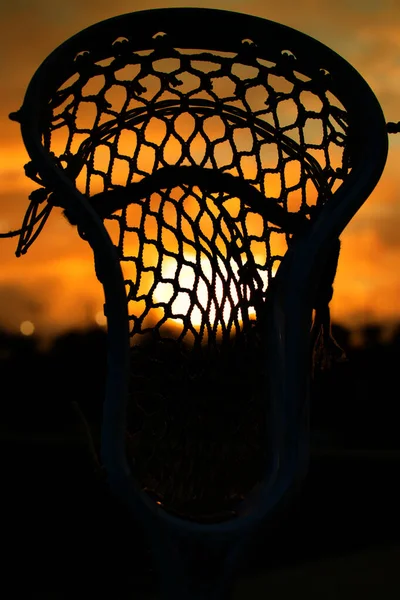 Vertikální Záběr Lakrosové Tyčinky Krásným Západem Slunce Pozadí — Stock fotografie