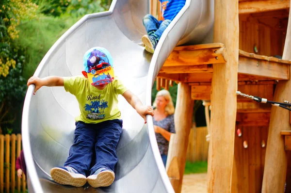 Kerkrade Países Bajos Agosto 2019 Joven Deslizándose Tobogán Parque Infantil — Foto de Stock
