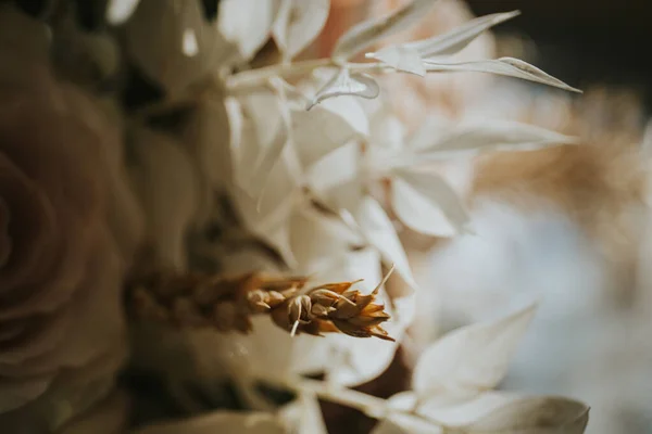 Een Closeup Shot Van Een Bruids Ruiker Van Bloemen Met — Stockfoto