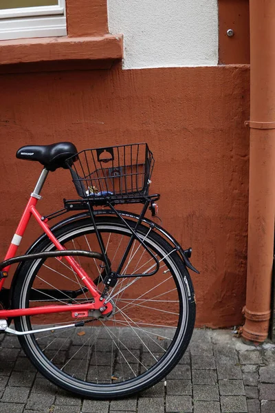 Close Shot Back Part Beautiful Bicycle Next Brown Wall — стоковое фото